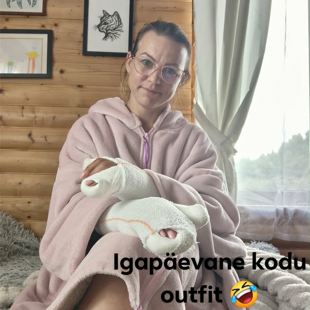 Evvu istumas kodus roosas hommikumantlis, mõlemad käed sidemetes.