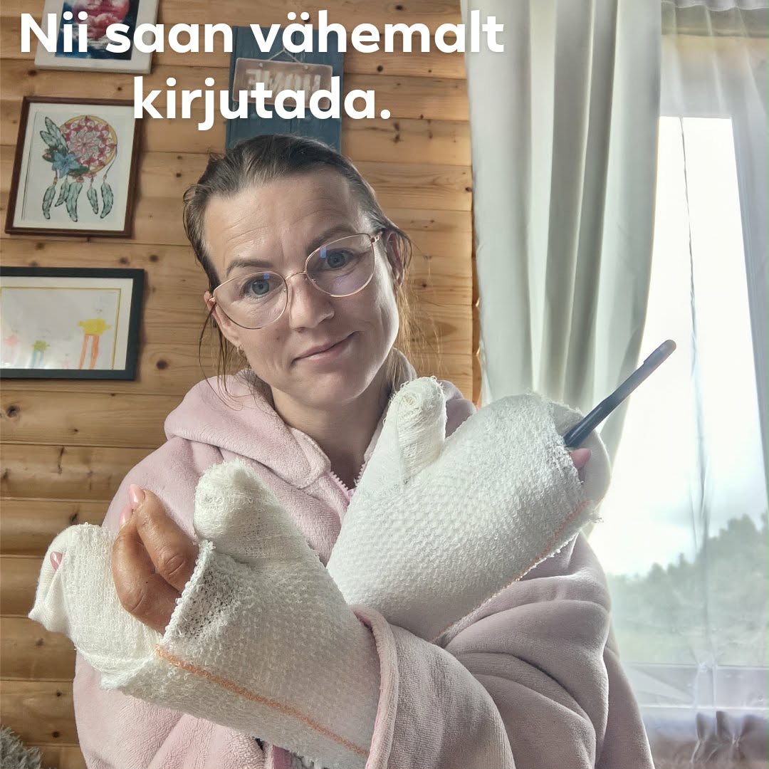 Evvu näitamas, kuidas ta sidemetes kätega pliiatsit hoiab.